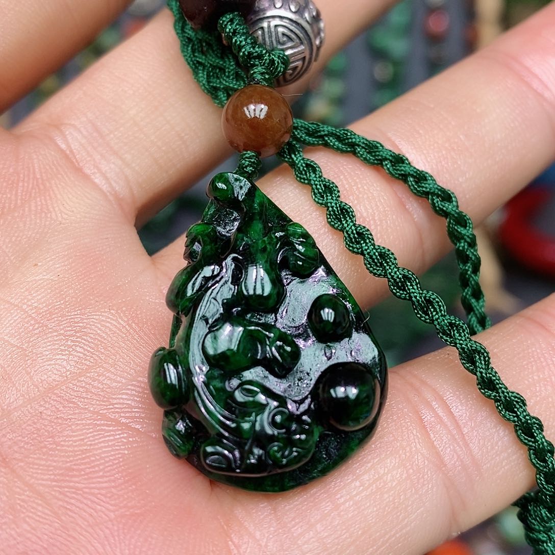 翡翠颈饰未镶嵌漂亮美眉