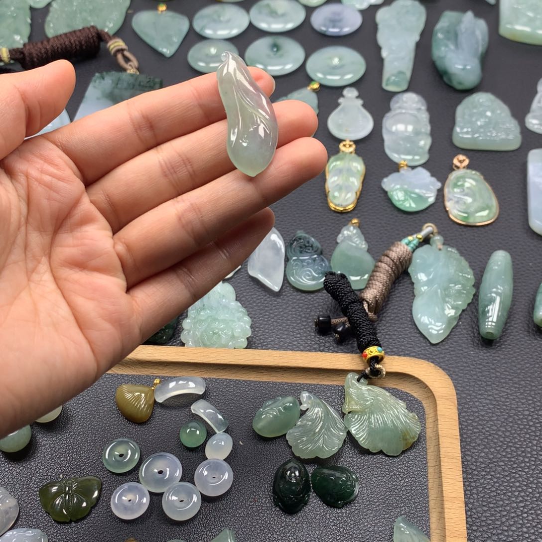 翡翠颈饰未镶嵌玉兰花