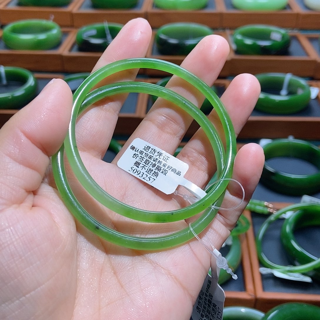 北***鱼和田玉（碧玉）未镶嵌手镯苹果绿5960