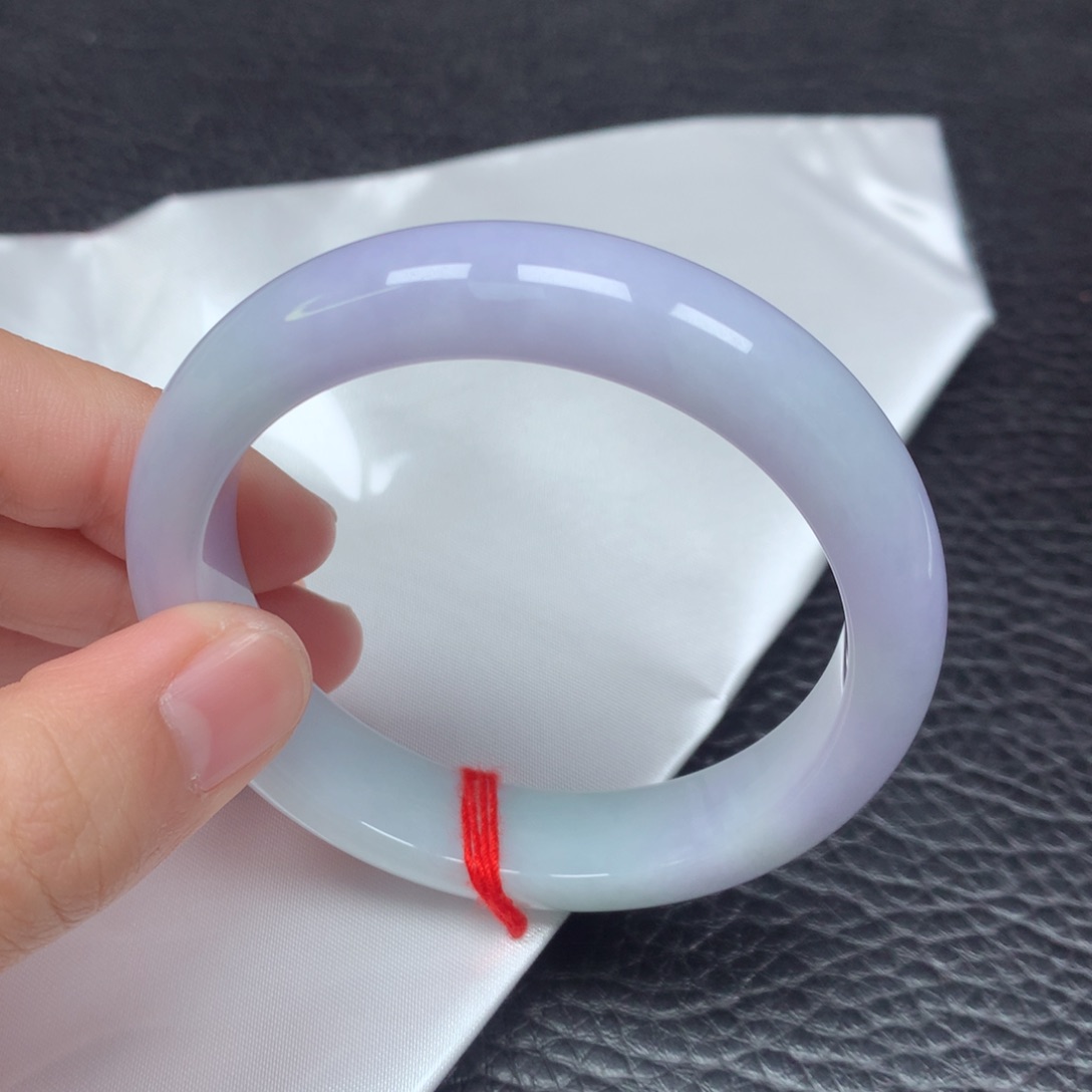 翡翠手镯未镶嵌。