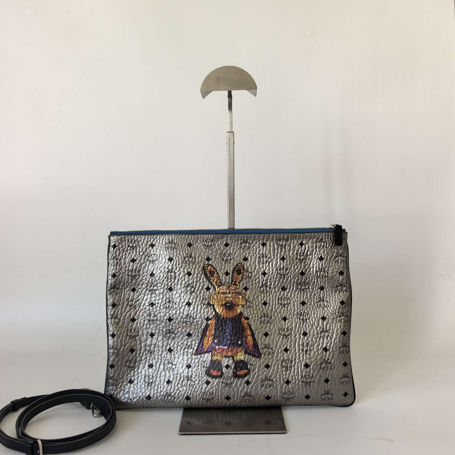 95新 MCM MCM 银色经典小兔子手拿包 2817