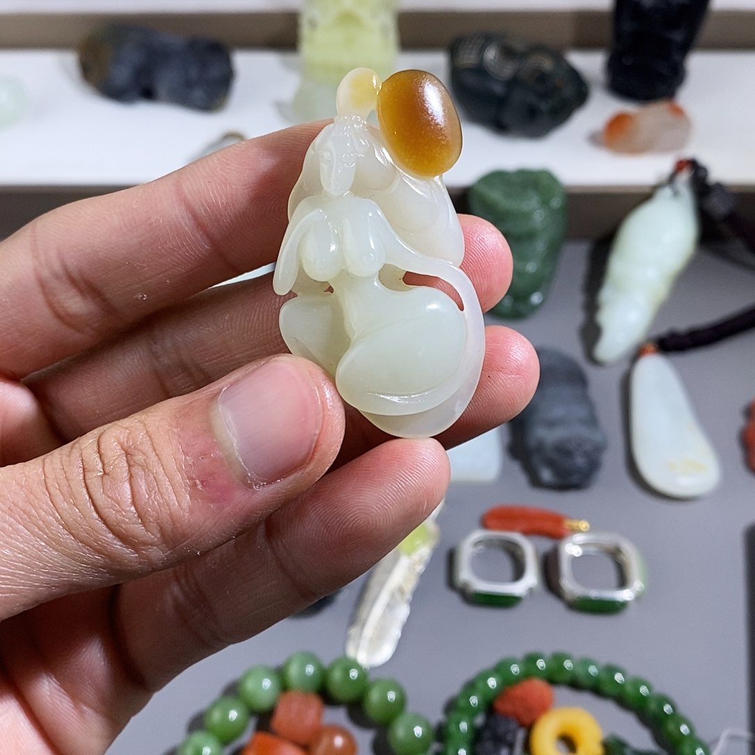 和田玉颈饰未镶嵌玉贵人
