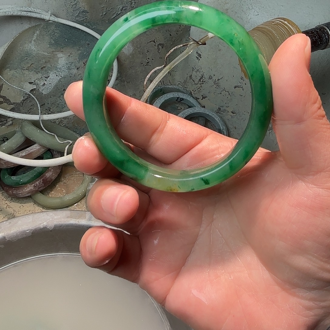 红***花石英质玉（非洲翠）未镶嵌手镯