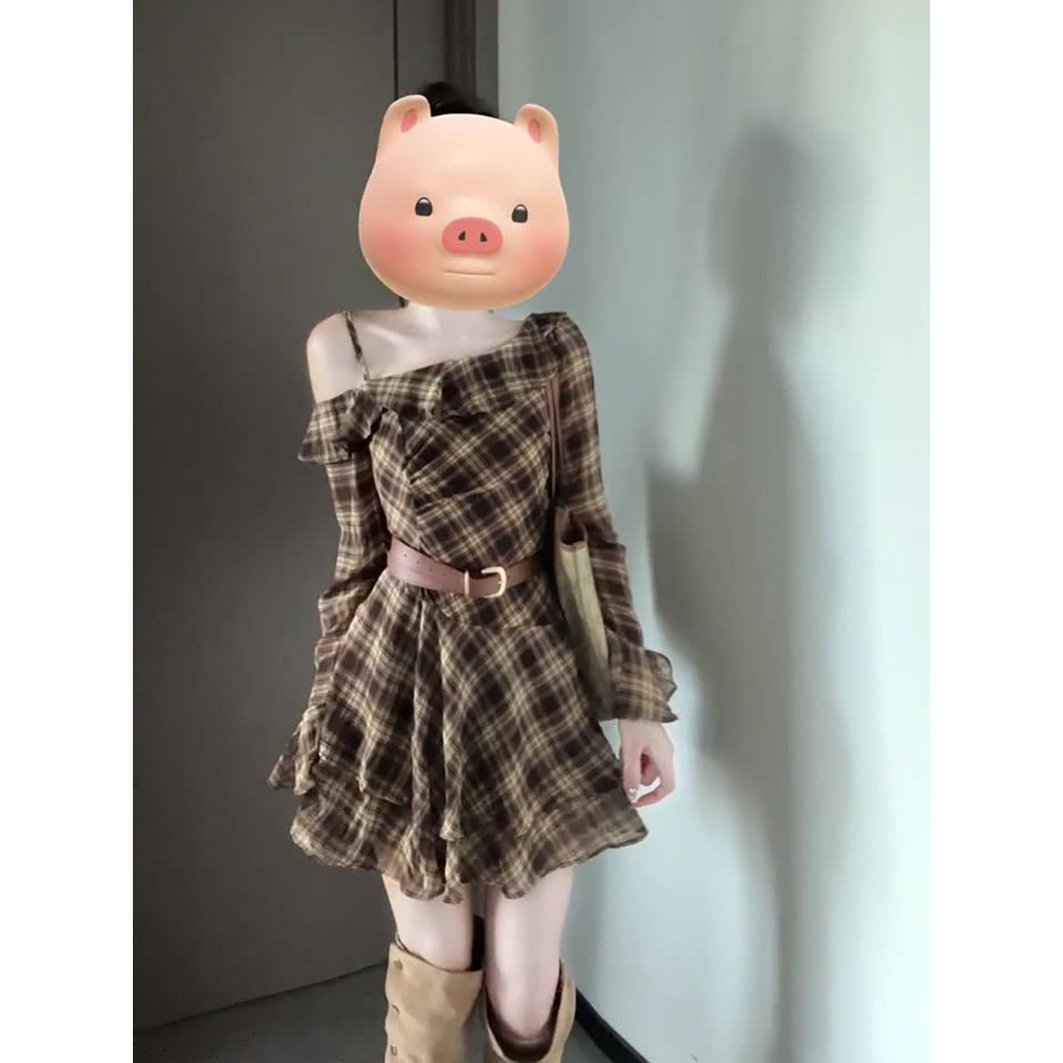 法式纯欲荷叶边斜肩格纹长袖连衣裙女秋季高级感收腰显瘦a字短裙