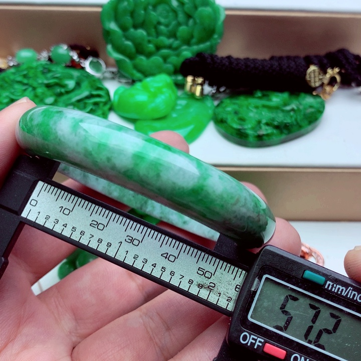 翡翠未镶嵌手镯…．．