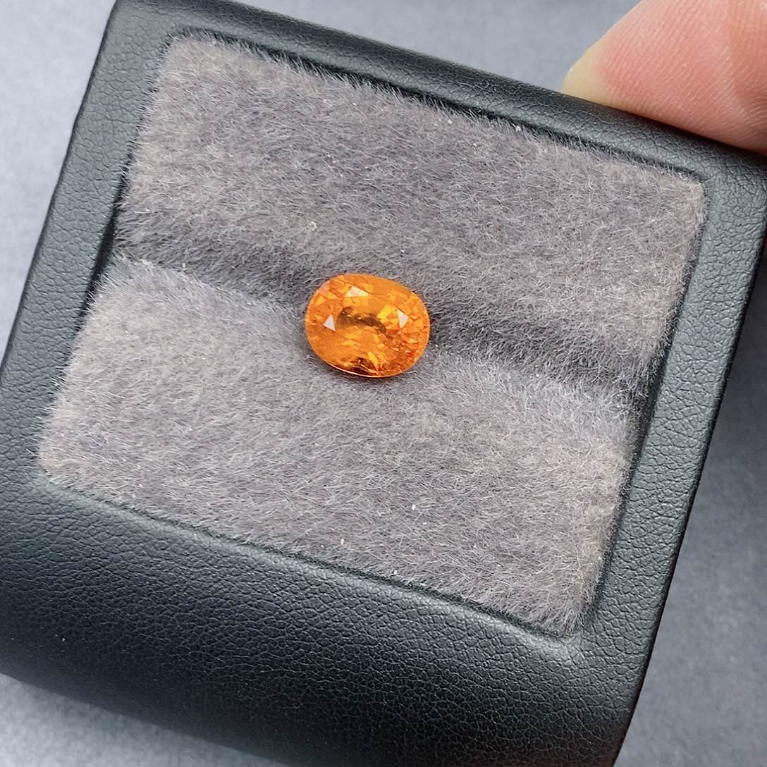 石榴石（芬达石）珠宝半成品未镶嵌3.92ct裸石