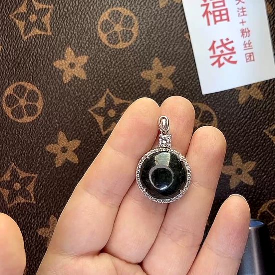 翡翠未镶嵌挂件乌鸡