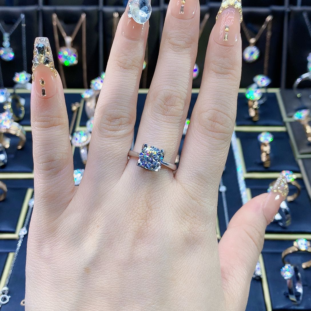 合成碳硅石（莫桑石）戒指/指环18K金镶嵌小**呀