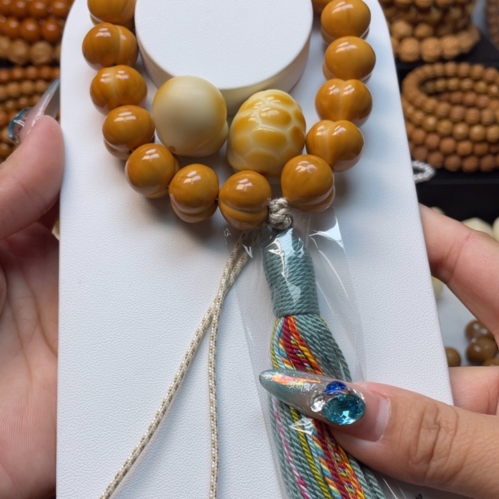 姜***生猴头核桃吊坠返油柯基屁桃加爱心富甲流苏