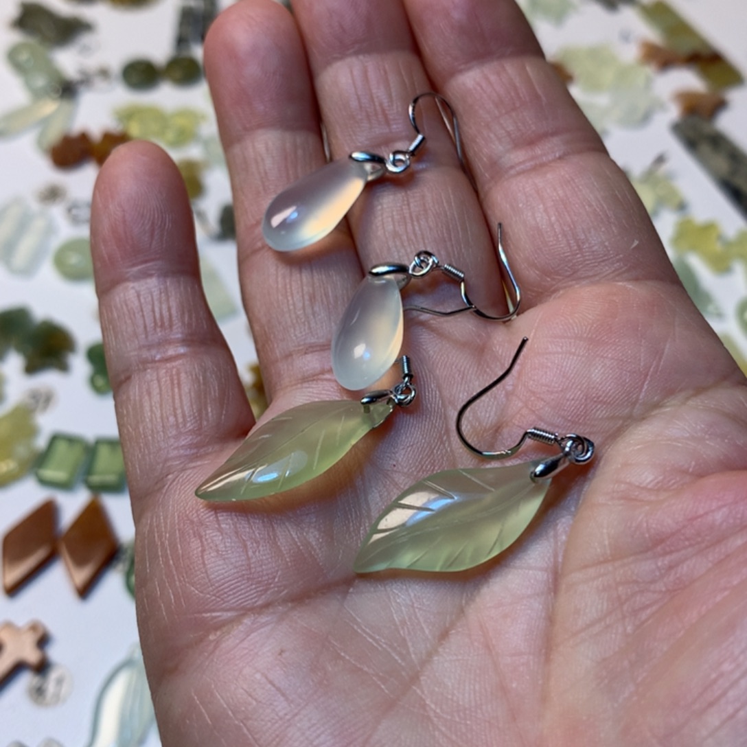 雨***白蛇纹石玉未镶嵌耳环