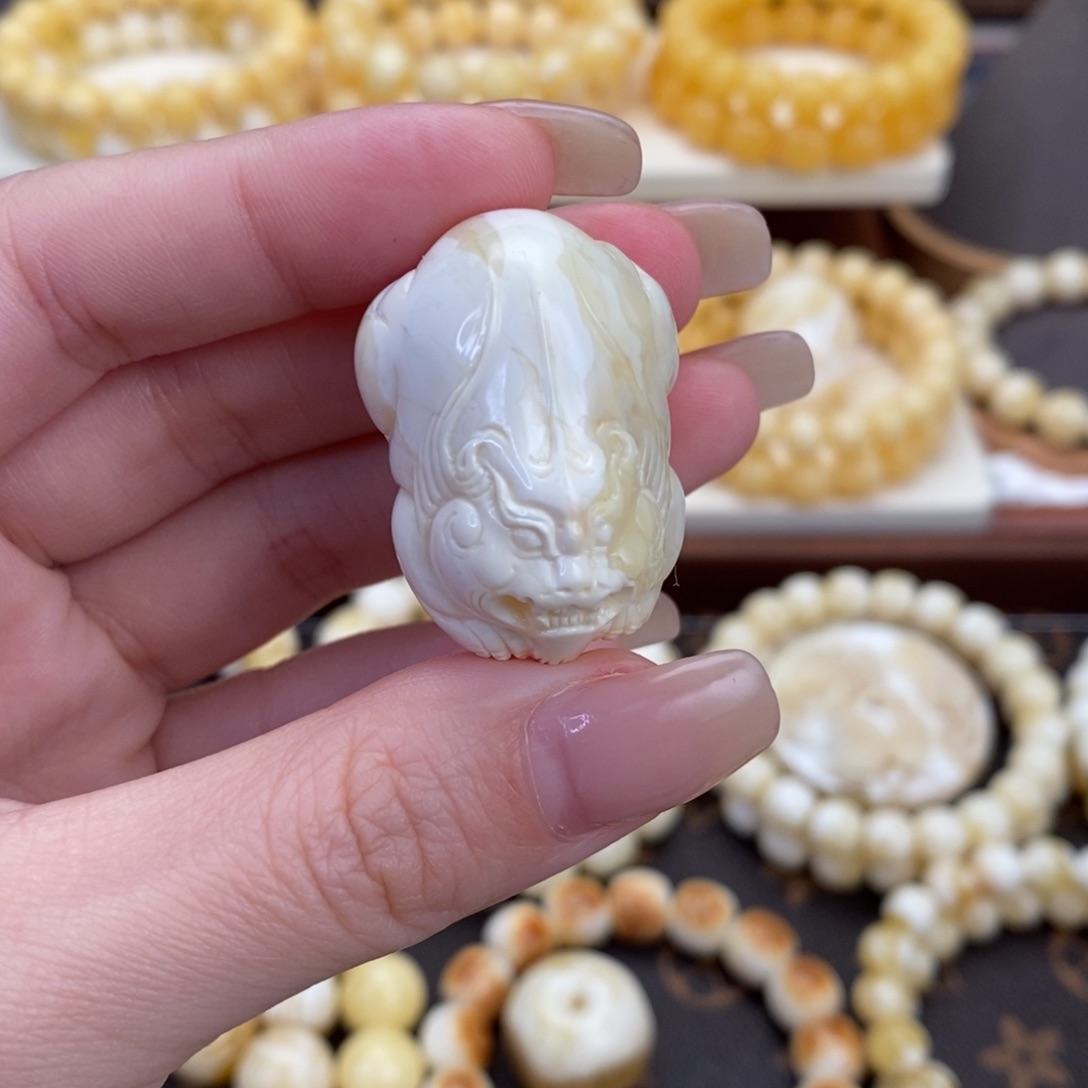 蜜蜡未镶嵌裸石貔貅