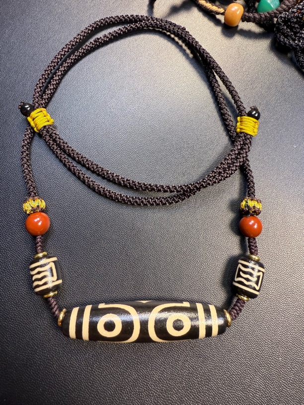 宝盖三眼玛瑙锁骨链