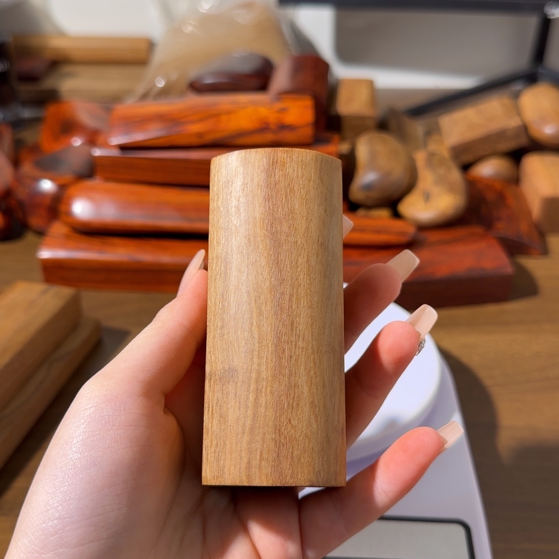 春***法木印度迈索尔老山檀香老料手把件