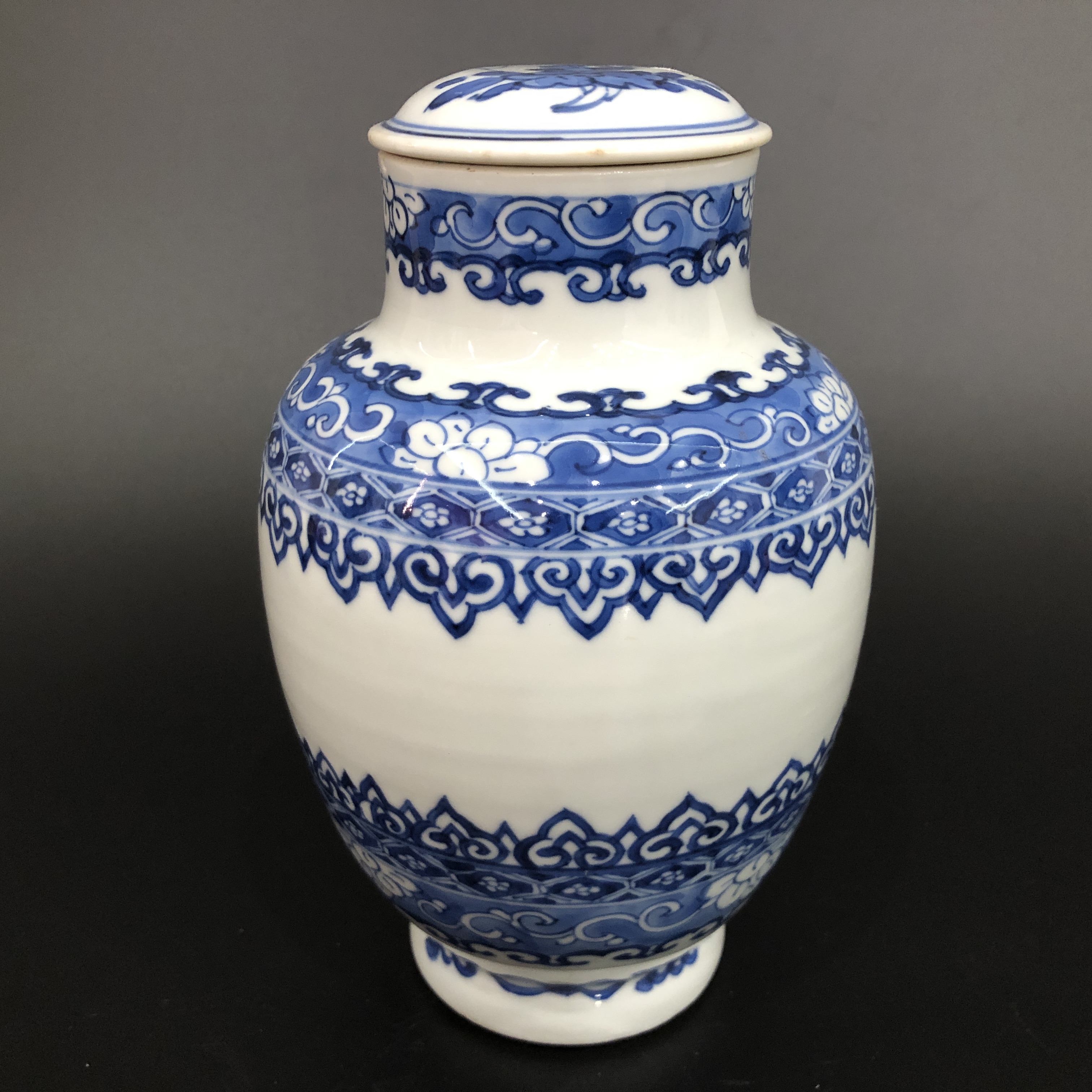 25110208 明晚期青花如意纹莲子罐 高19cm
