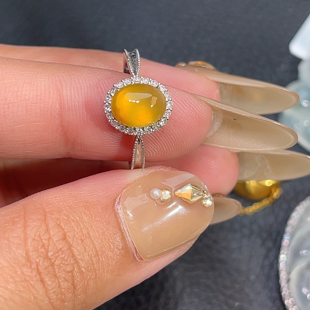 翡翠18K金镶嵌戒指蛋面