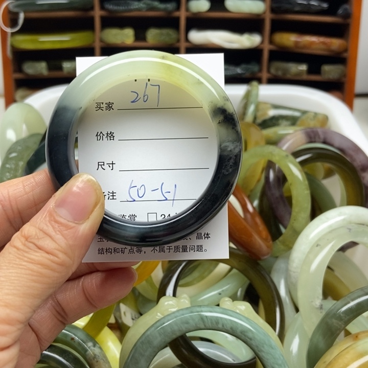 王***女蛇纹石玉未镶嵌手镯