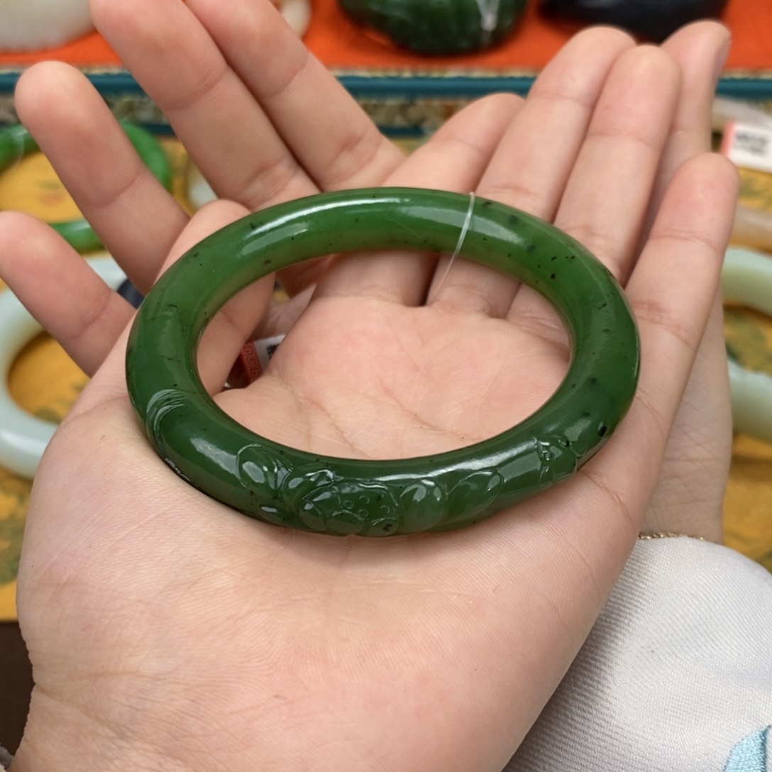 和田玉未镶嵌手镯  不**?