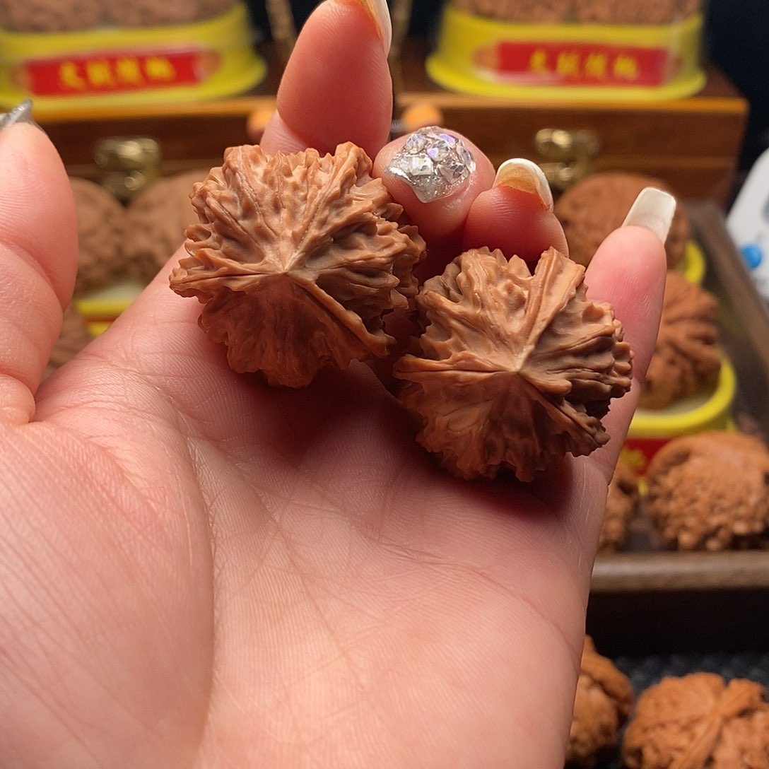 桃核把件34手捻三棱。     