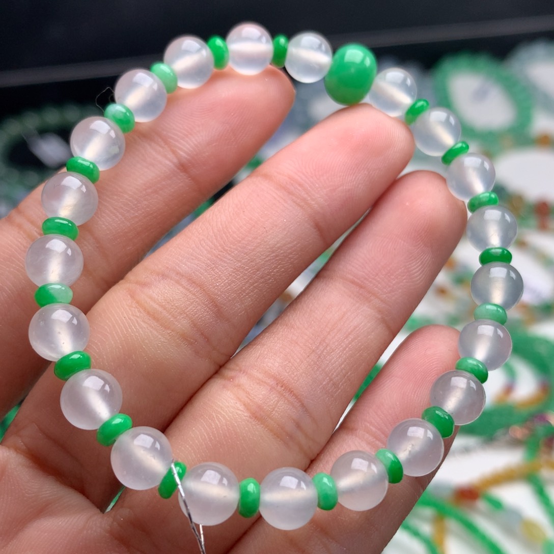 翡翠手镯未镶嵌卡