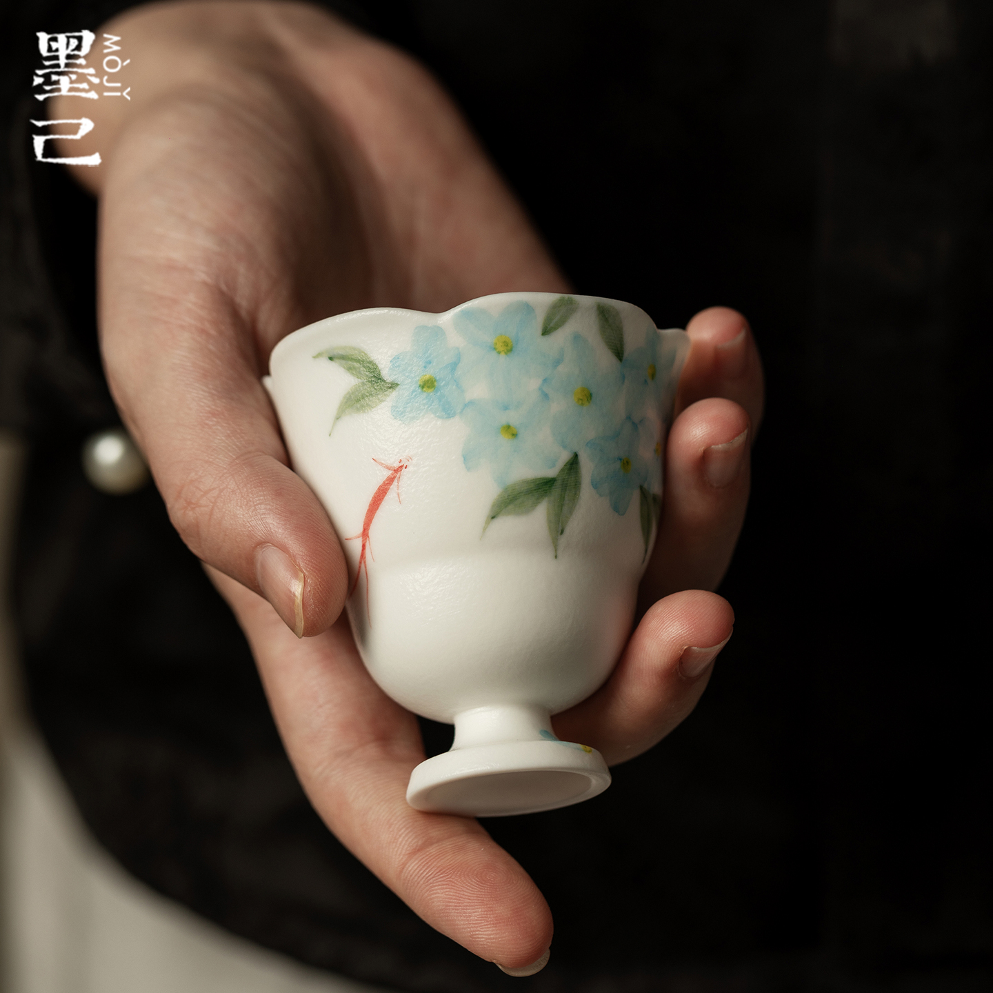 墨己雪花白哑光手绘蓝芳鲤影陶瓷高足花口茶杯功夫茶具家用品茗杯