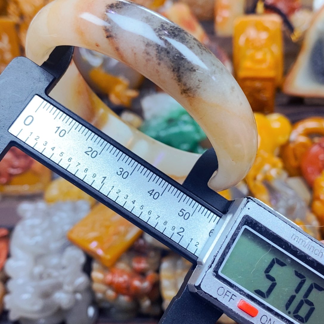 未镶嵌石英质玉（黄龙玉）颈饰