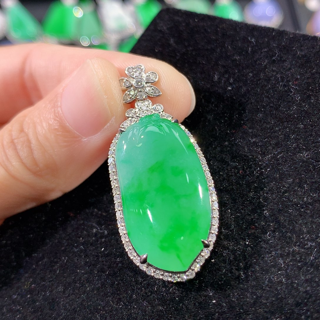 翡翠18K金镶嵌颈饰