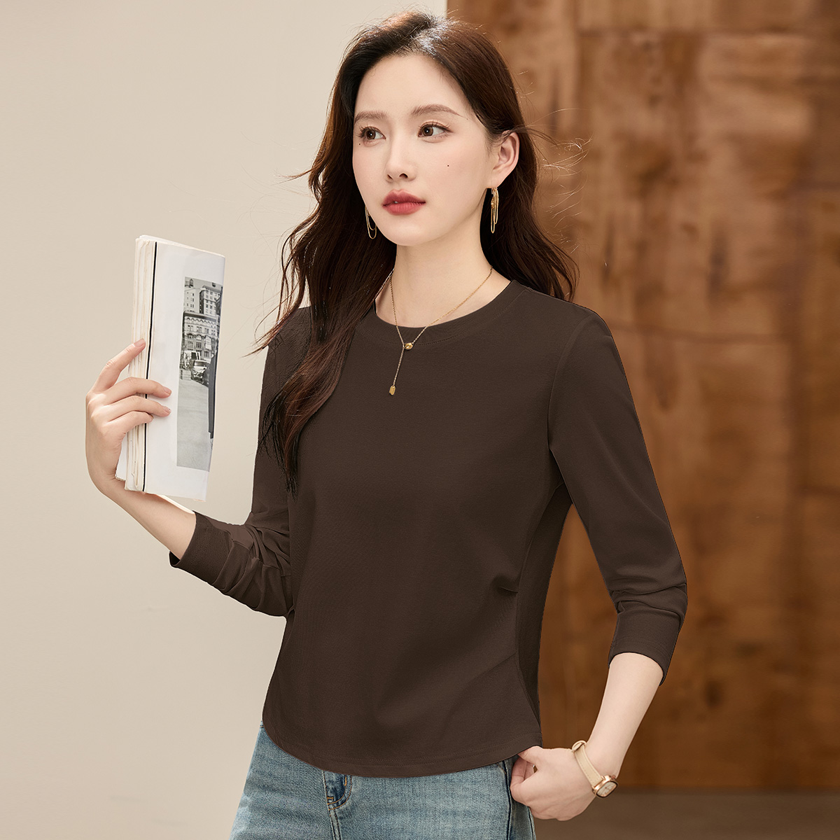 深咖色显瘦百搭圆领长袖T恤衫2025秋冬新款时尚纯色正肩打底上衣