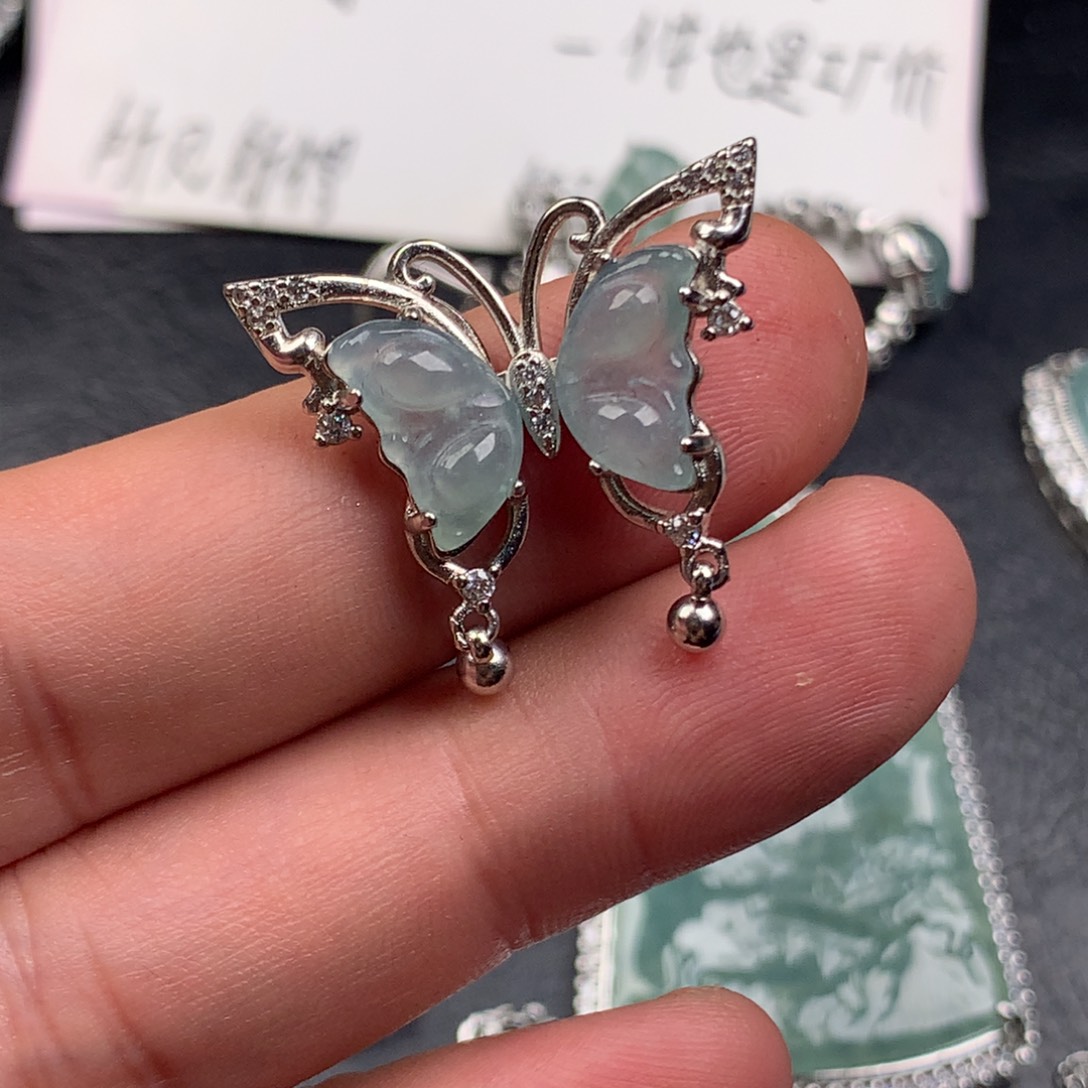 翡翠未镶嵌颈饰蝴蝶