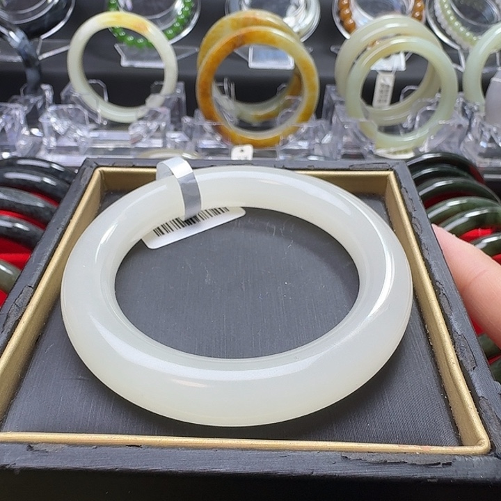 和田玉未镶嵌手镯