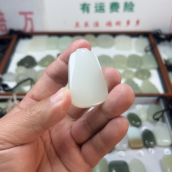 小***吖和田玉未镶嵌颈饰