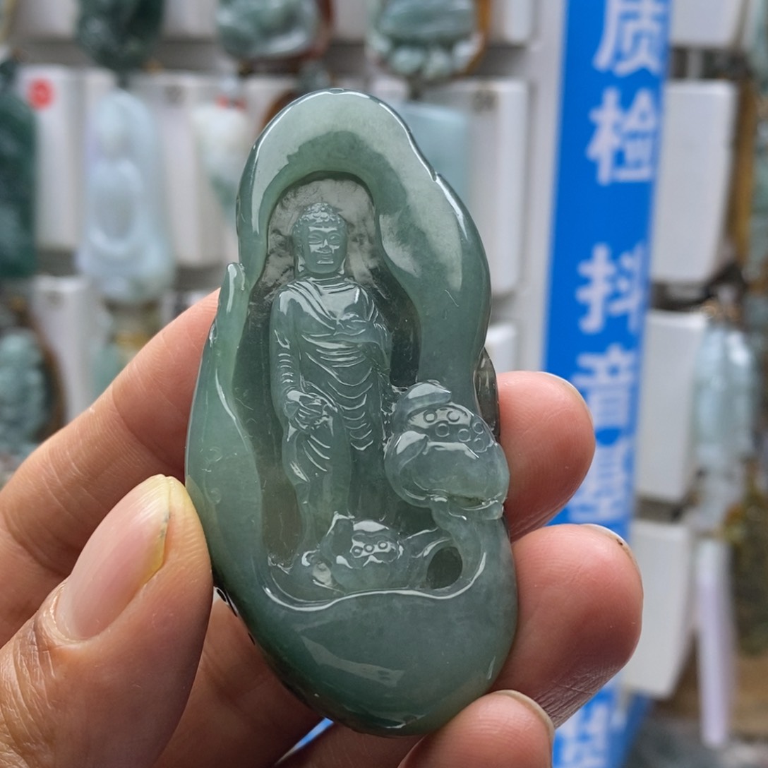 翡翠颈饰未镶嵌佛