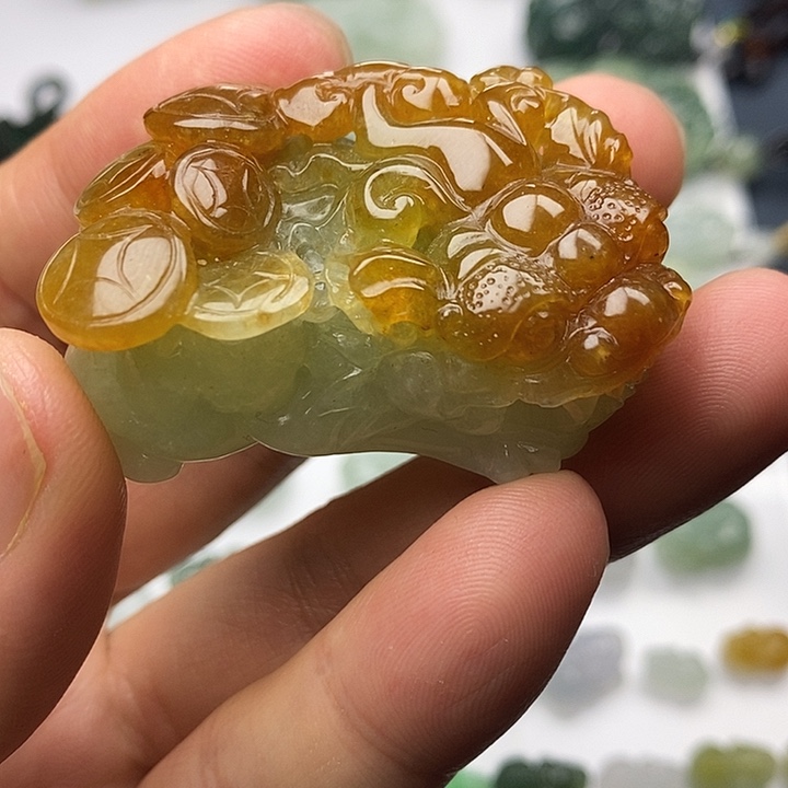 伟***哥翡翠未镶嵌颈饰口含珠