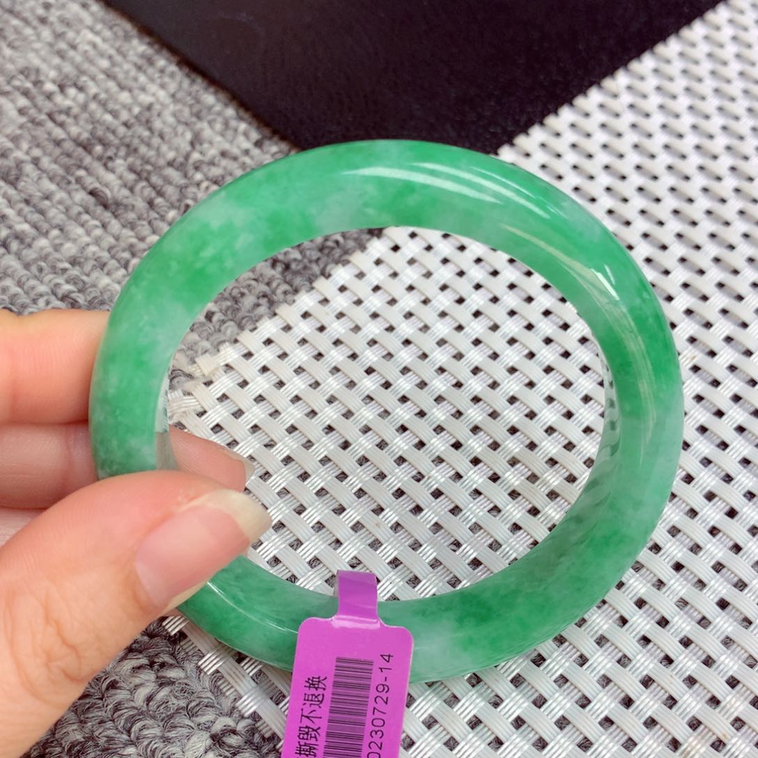 翡翠手镯未镶嵌缅甸