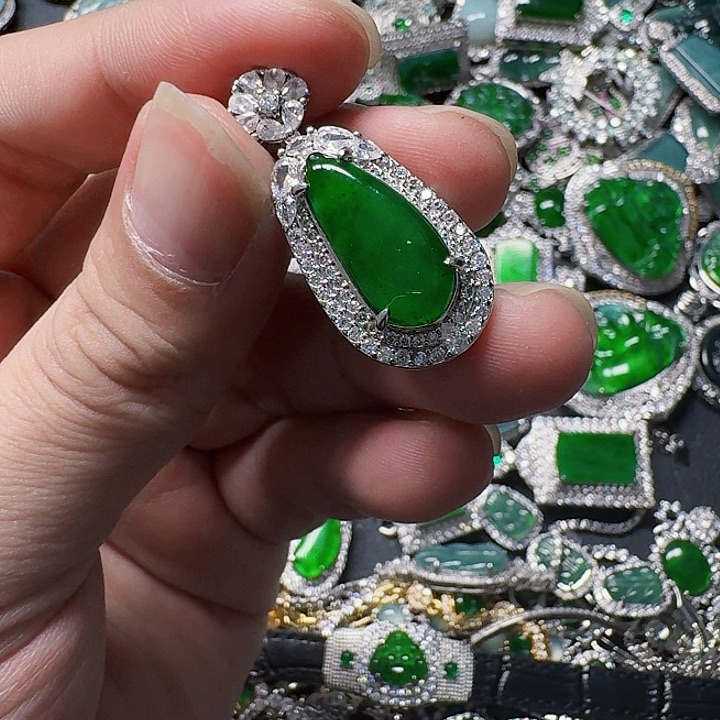 翡翠颈饰未镶嵌天然A货翡翠放漏