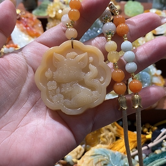 蛇纹石玉未镶嵌颈饰