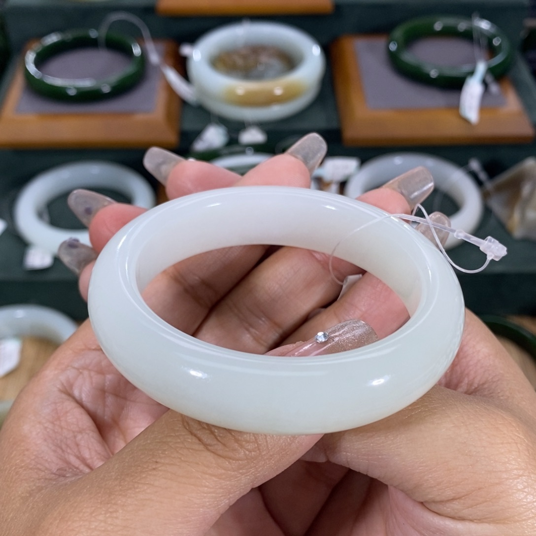 和田玉手镯未镶嵌