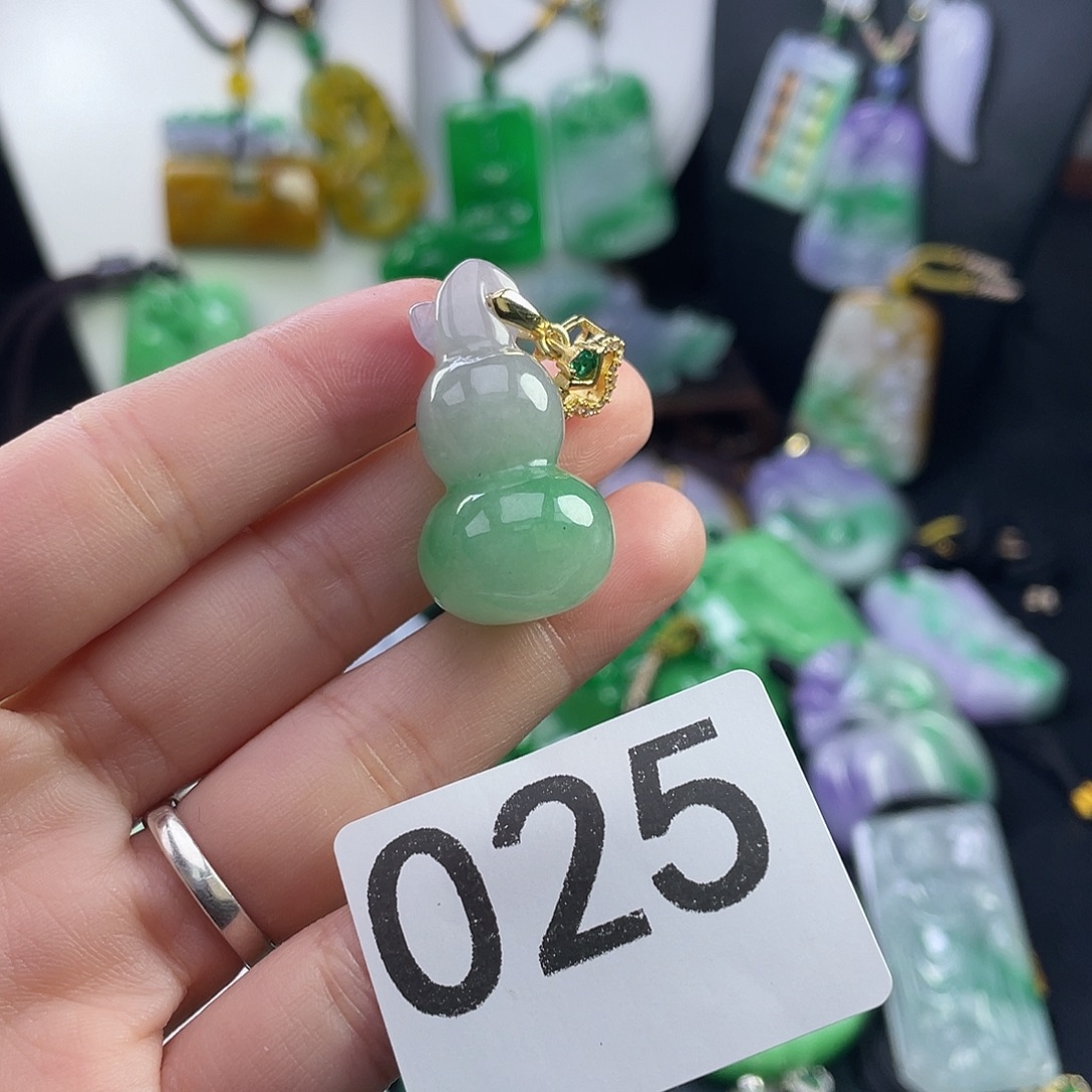 翡翠未镶嵌吊坠(赠链)