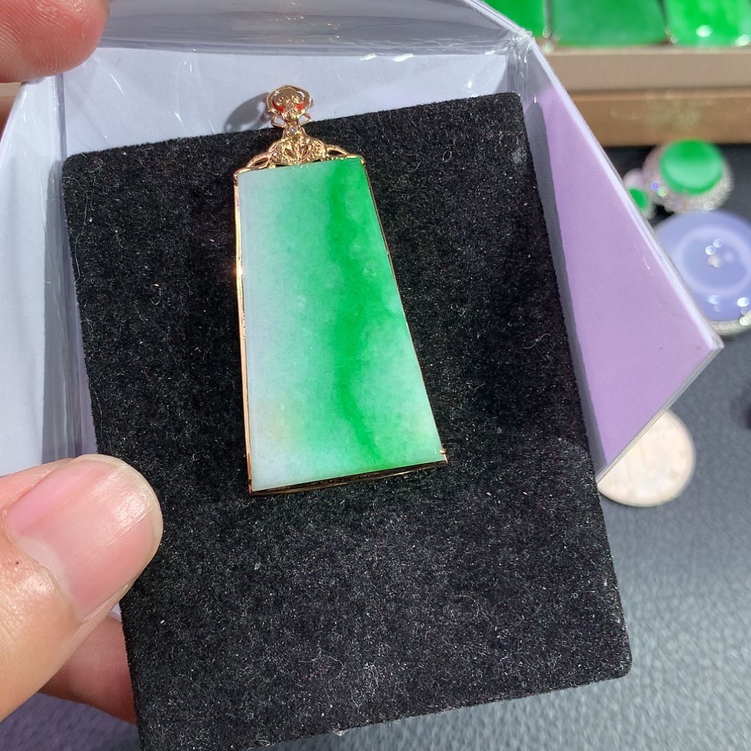 翡翠吊坠(赠链)18K金镶嵌