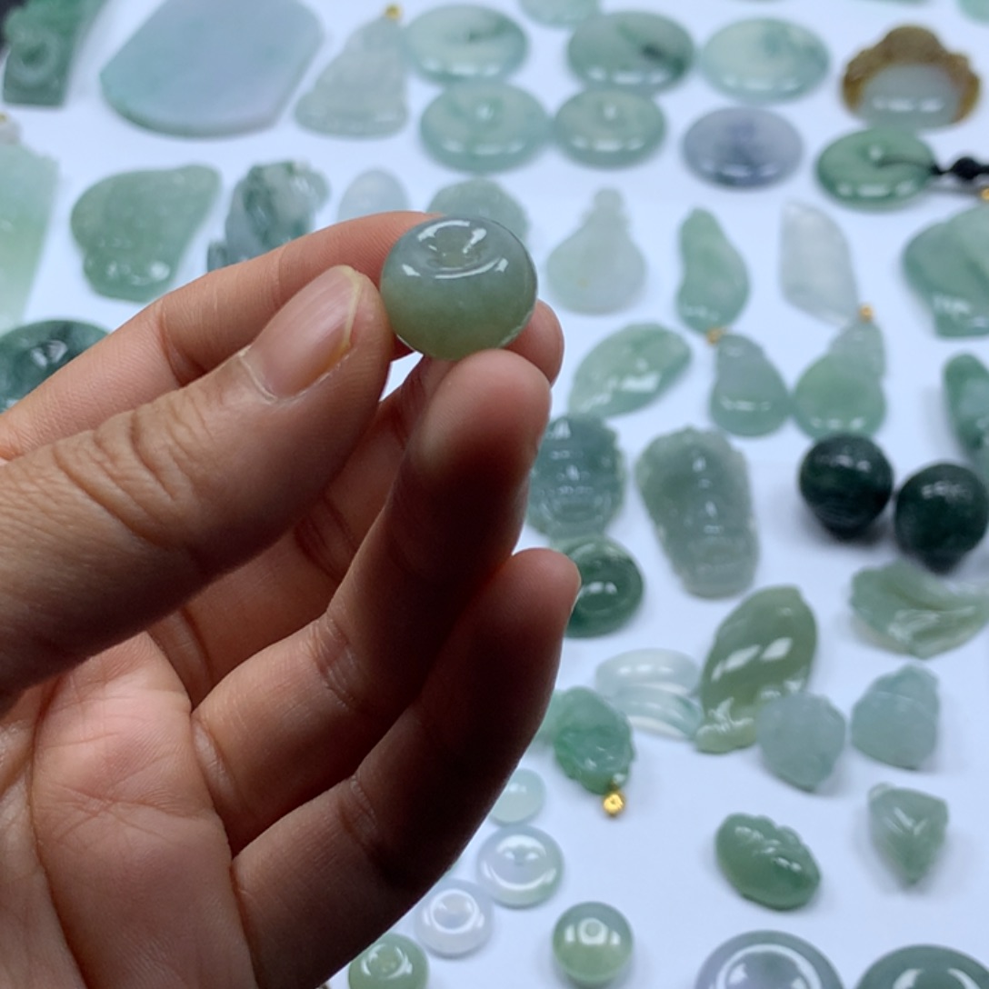 翡翠颈饰未镶嵌扣子