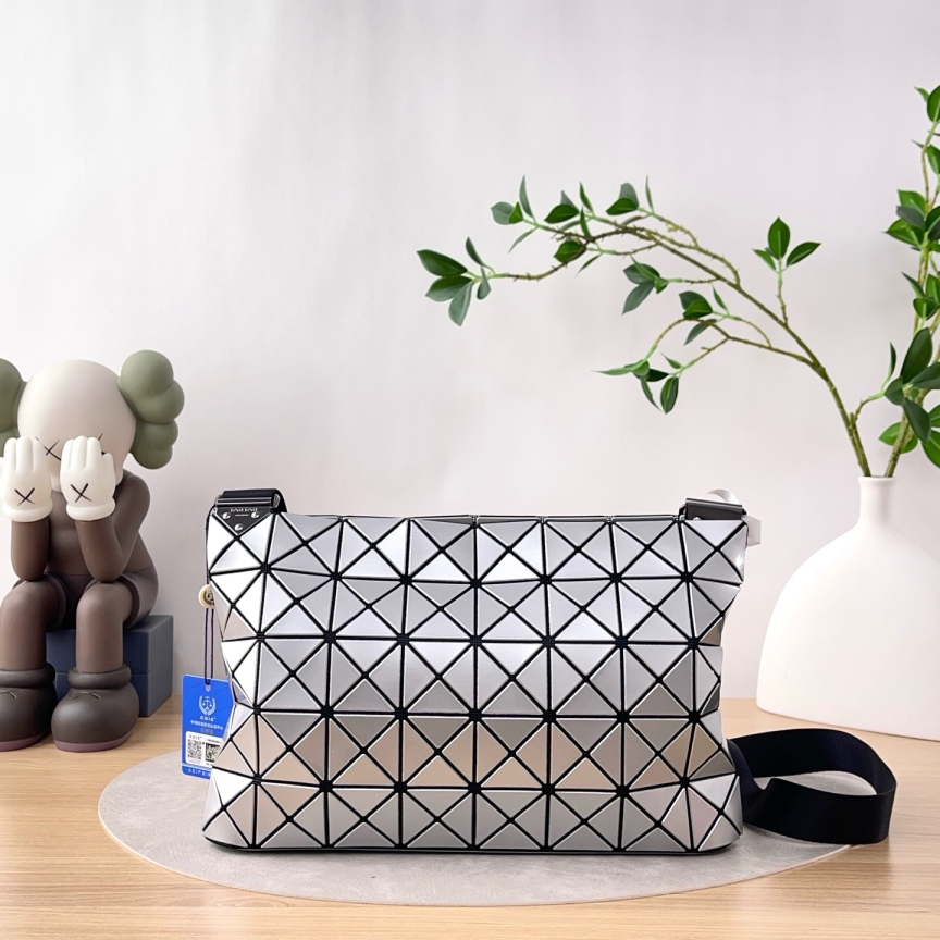 95新 Issey Miyake/三宅一生 银色PVC八格链条包/单肩包/6782