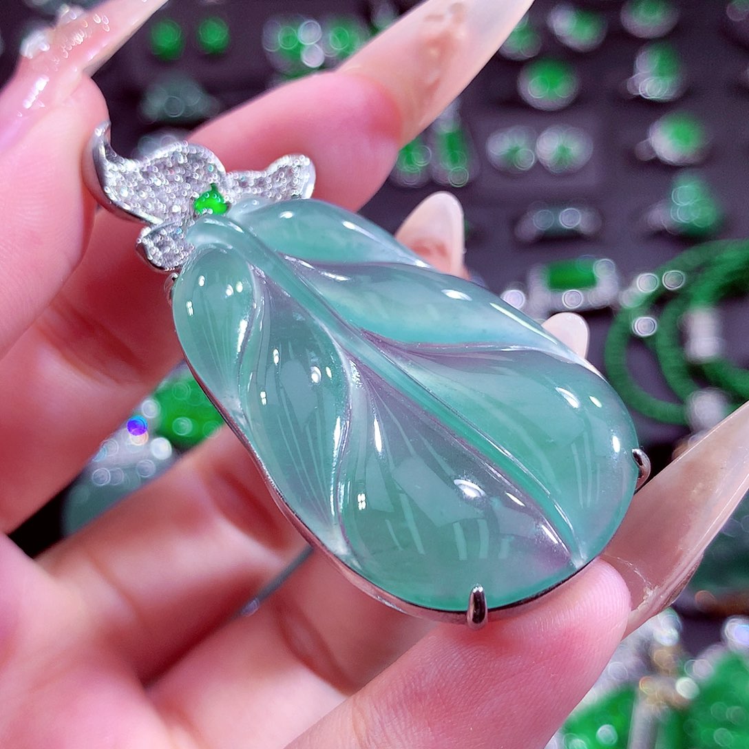 翡翠未镶嵌颈饰挂件