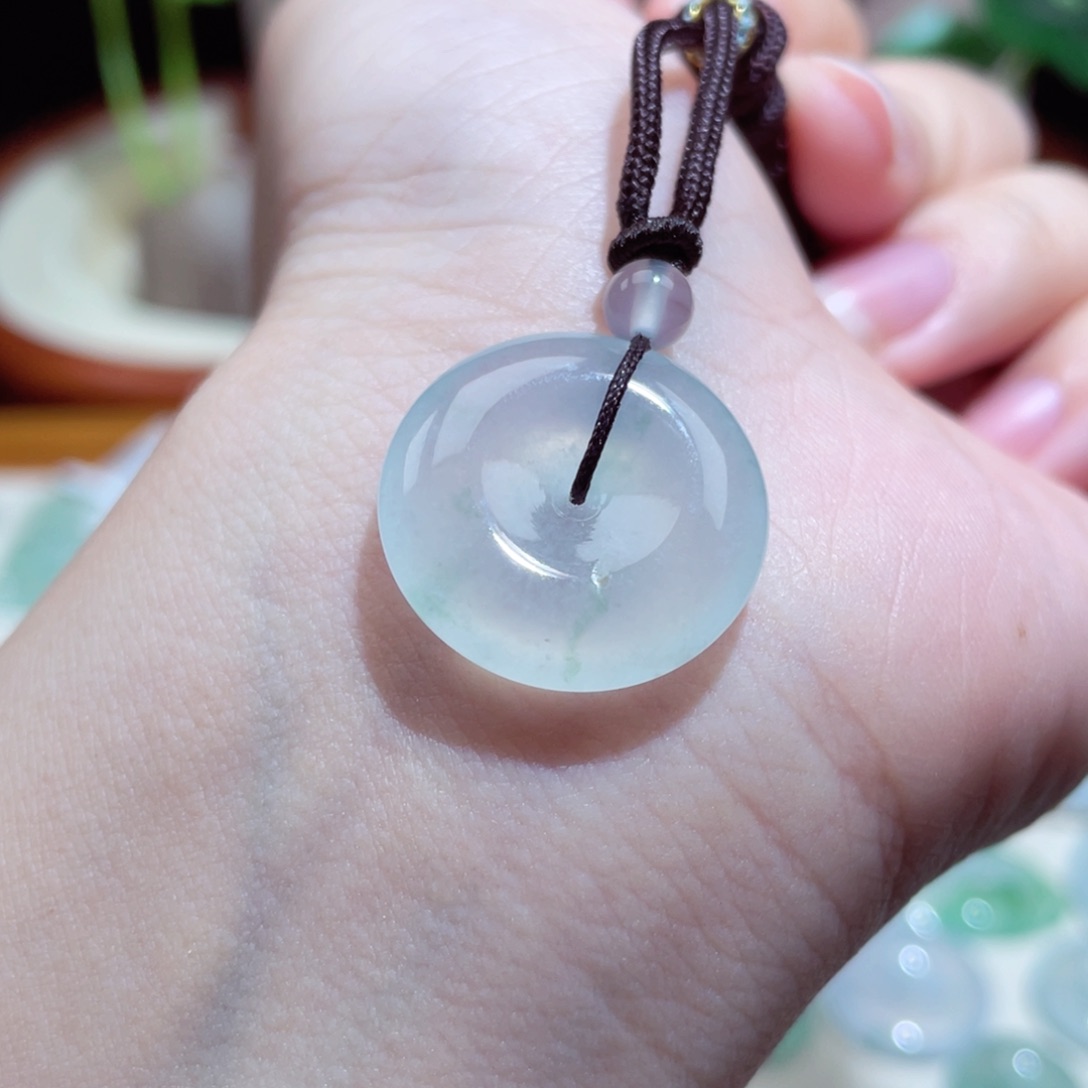 翡翠颈饰未镶嵌平安扣