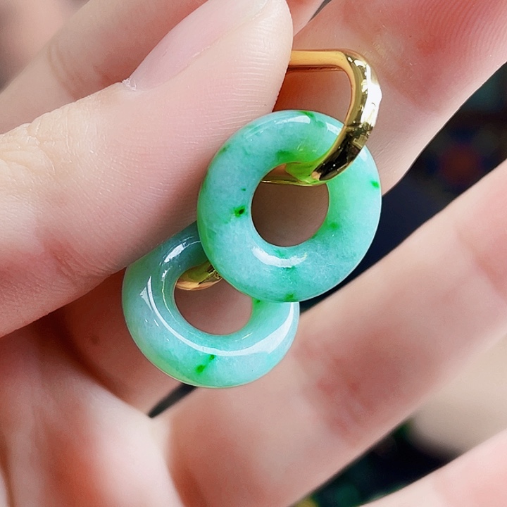 翡翠未镶嵌颈饰多样性