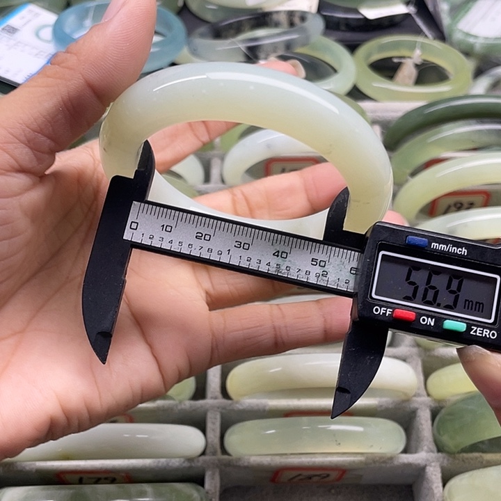 蛇纹石玉未镶嵌手镯189