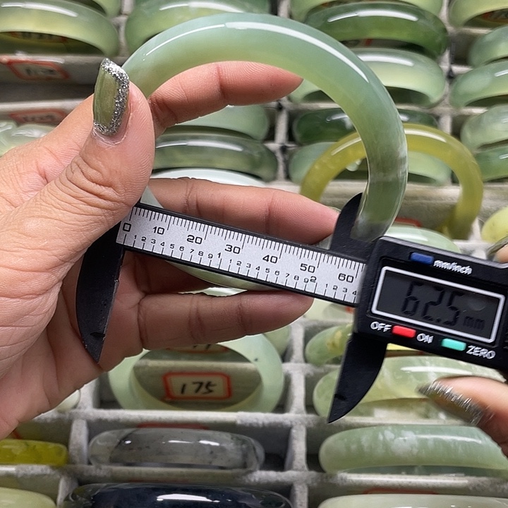 蛇纹石玉未镶嵌手镯196