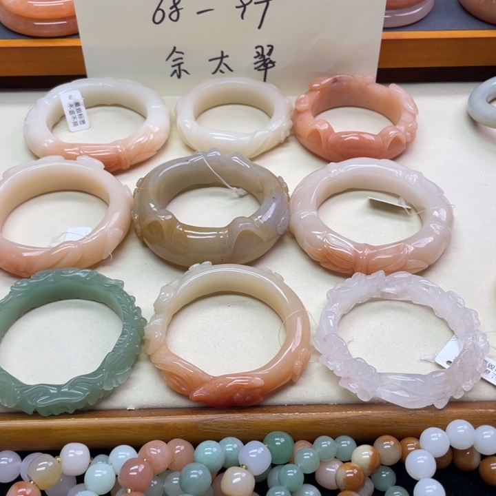 未镶嵌石英岩玉珠宝奇石