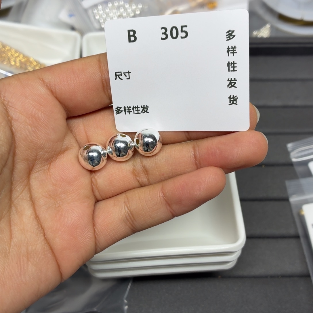 哇****925银B305。         