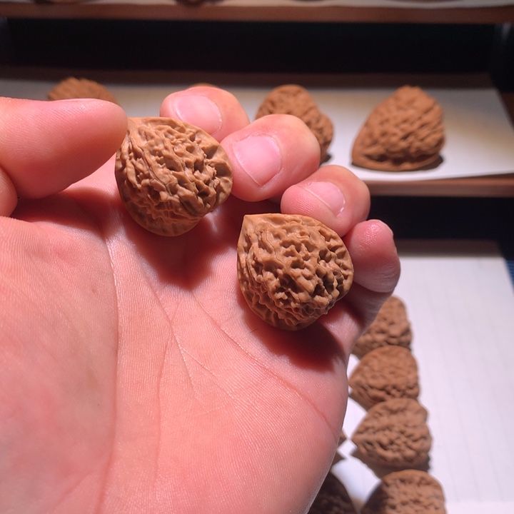 文玩核桃吊坠金山