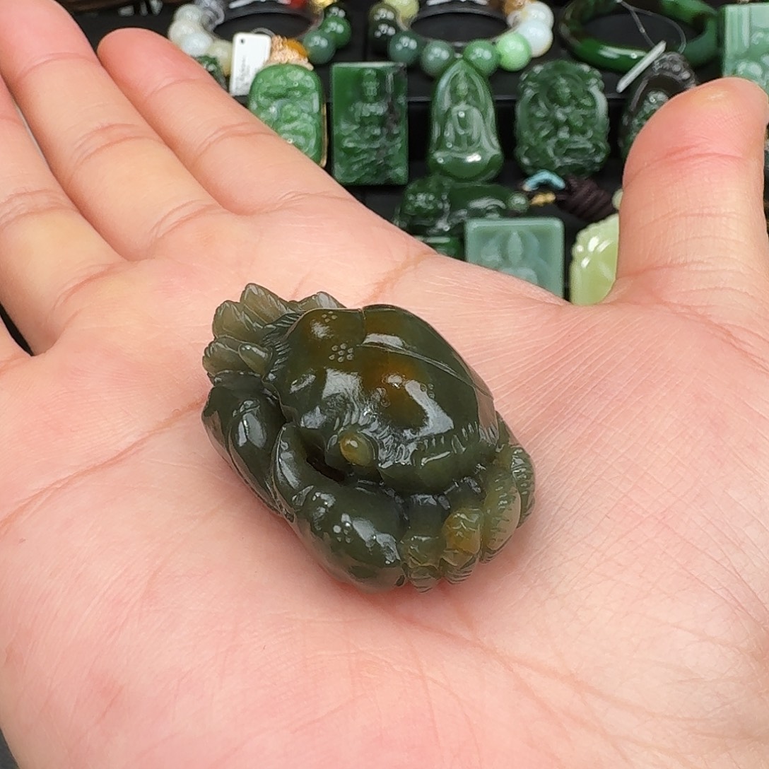 蝎***子和田玉未镶嵌颈饰