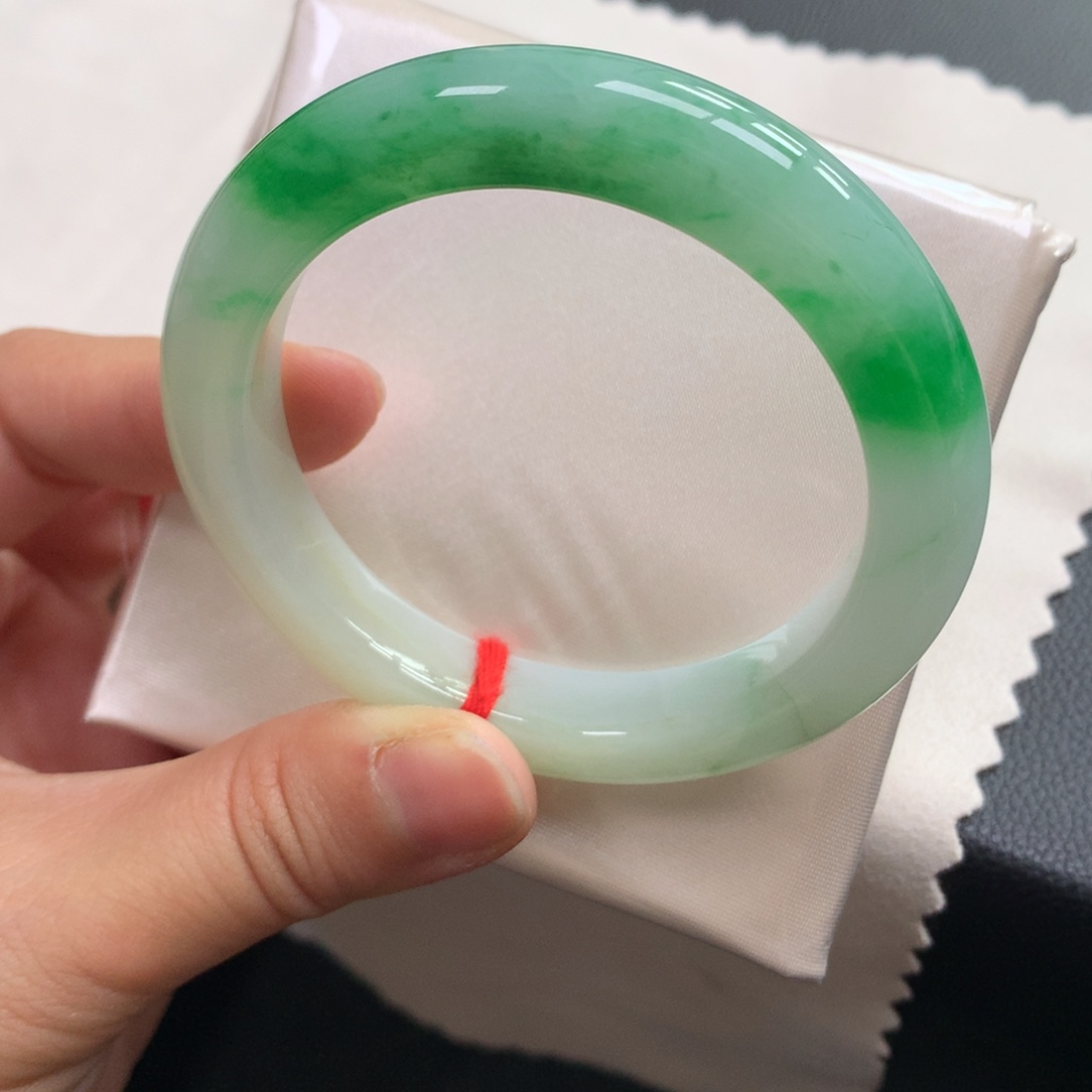 翡翠未镶嵌手镯11号52泥鳅背半圈阳绿（包容大漏）